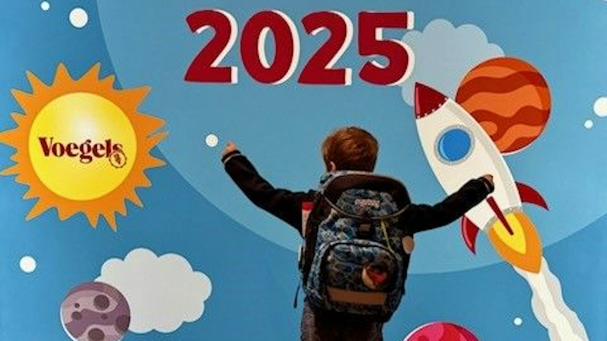 Der neue Ranzen wird vor der Fotowand demonstriert