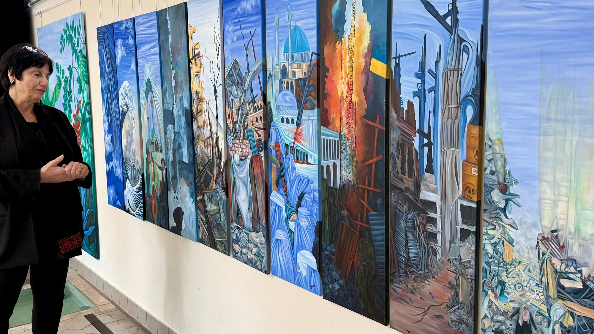 Ellen Loh-Bachmann steht vor ihren Bildern im Burscheider Kultur-Badehaus.