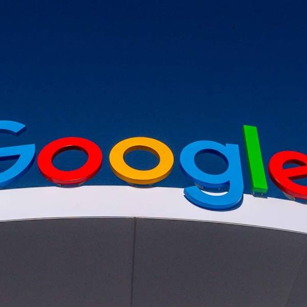 ARCHIV - 09.01.2024, USA, Las Vegas: Das Logo von Google ist auf dem Pavillon des Internet-Konzerns auf der Technik-Messe CES zu sehen.