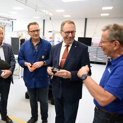 Eine Gruppe besichtigt eine Schalterfertigung.