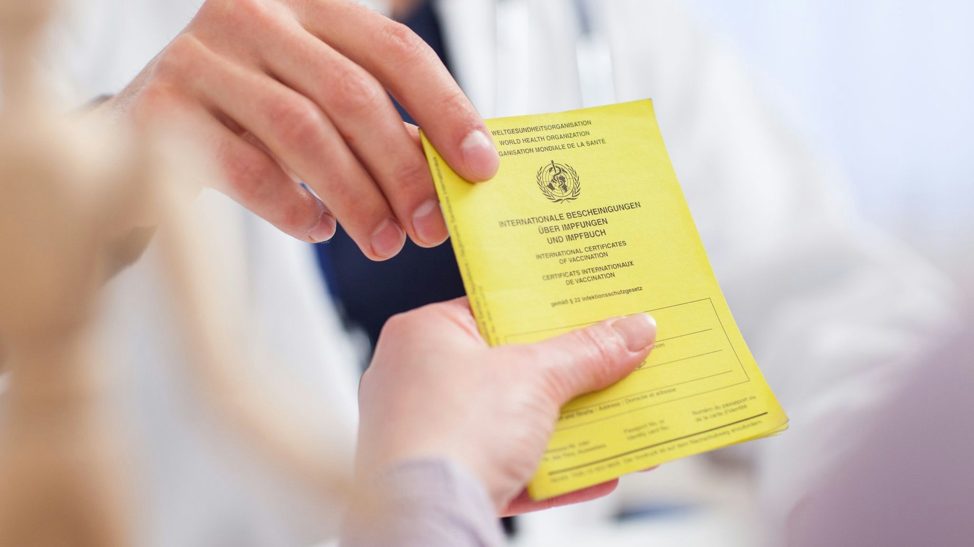 Vor Fernreisen ist ein rechtzeitiger Blick in den Impfpass ratsam. Da das Infektionsrisiko sehr individuell ist, kann man sich bei Fragen auch reisemedizinisch beraten lassen.