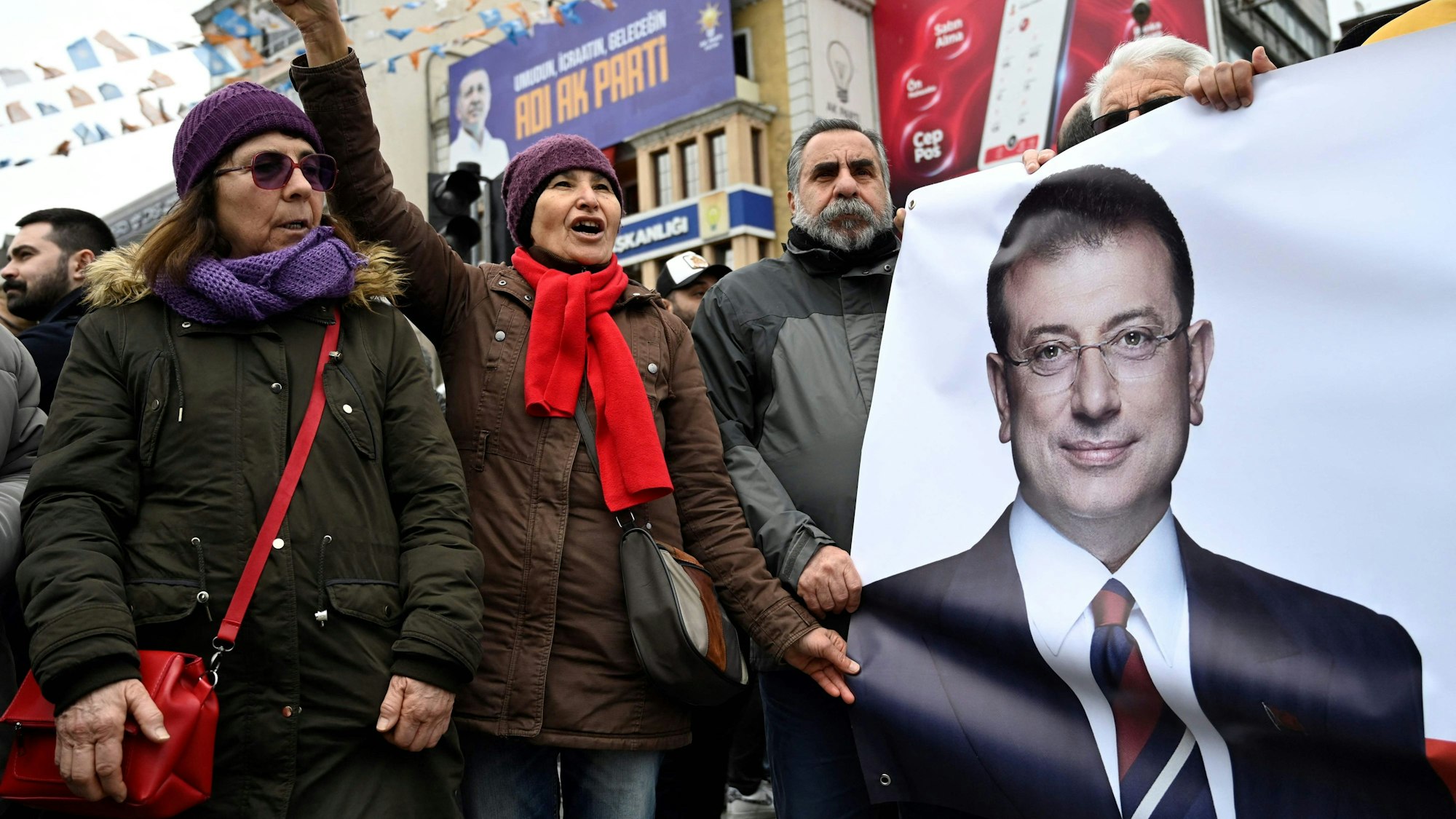 Spontaner Protest in Istanbul: Mit Bildern von Ekrem Imamoglu demonstrieren Menschen vor dem Sitz der Sicherheitsbehörde.