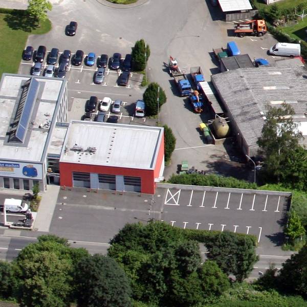Auf dem Luftbild ist das Feuerwehrhaus der Einheit Hoffnungsthal der Freiwilligen Feuerwehr Rösrath neben dem Gebäude der Stadtwerke Rösrath zu sehen.