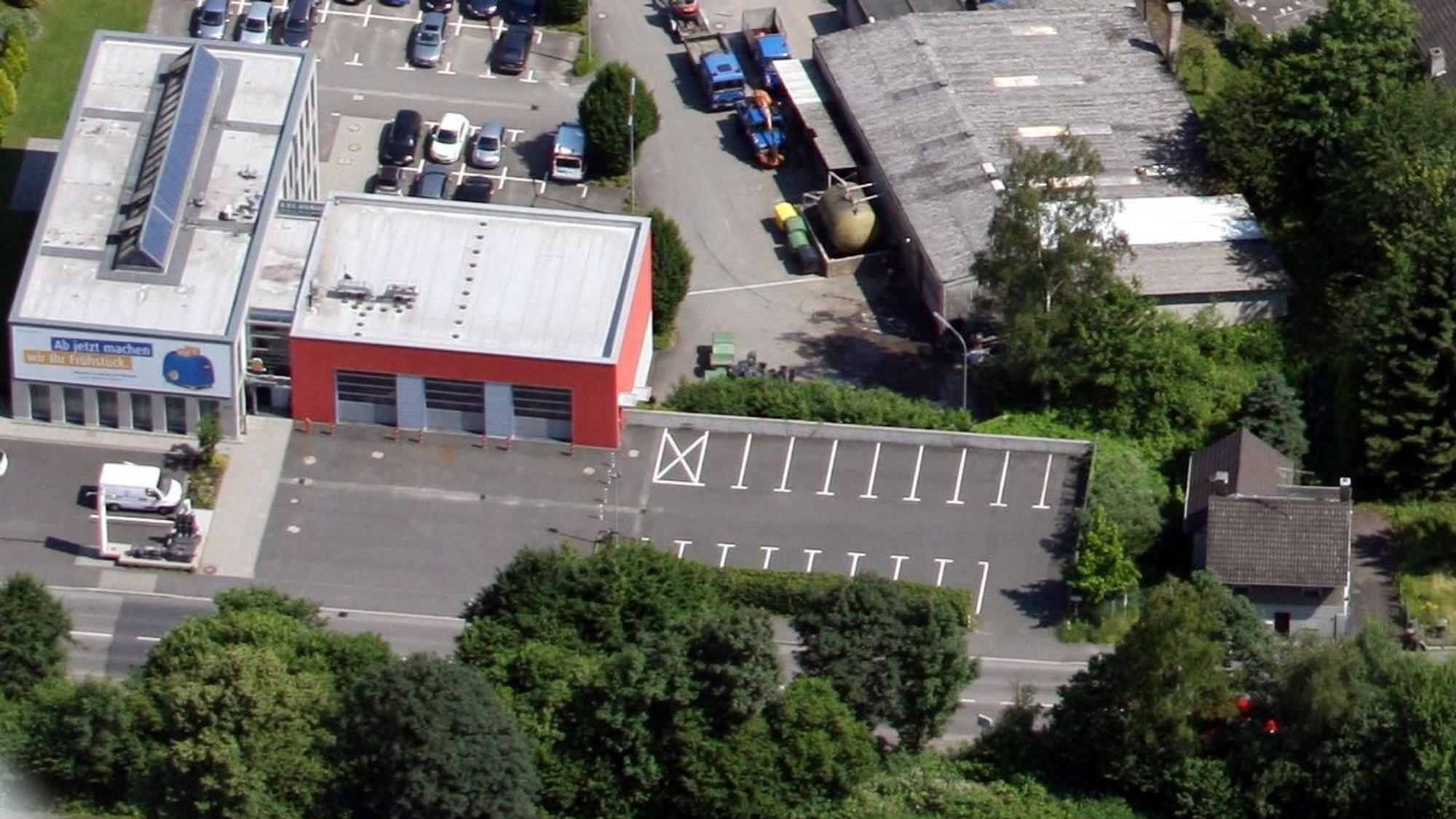 Auf dem Luftbild ist das Feuerwehrhaus der Einheit Hoffnungsthal der Freiwilligen Feuerwehr Rösrath neben dem Gebäude der Stadtwerke Rösrath zu sehen.