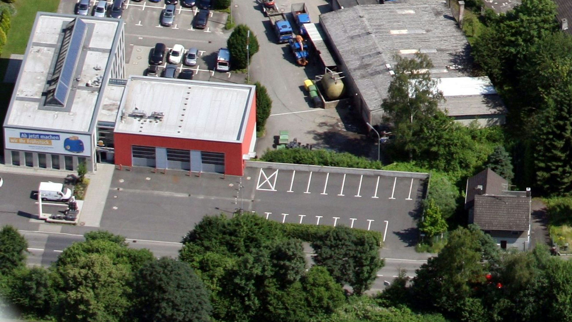 Auf dem Luftbild ist das Feuerwehrhaus der Einheit Hoffnungsthal der Freiwilligen Feuerwehr Rösrath neben dem Gebäude der Stadtwerke Rösrath zu sehen.