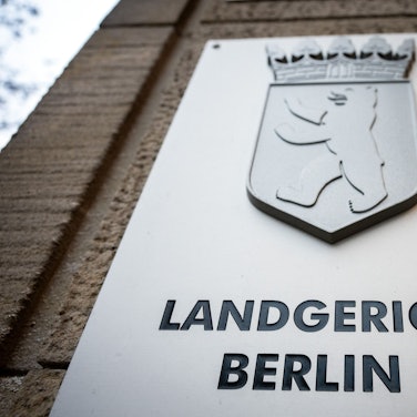 ARCHIV - 12.12.2024, Berlin: Das Schild am Eingang zum Landgericht Berlin I.