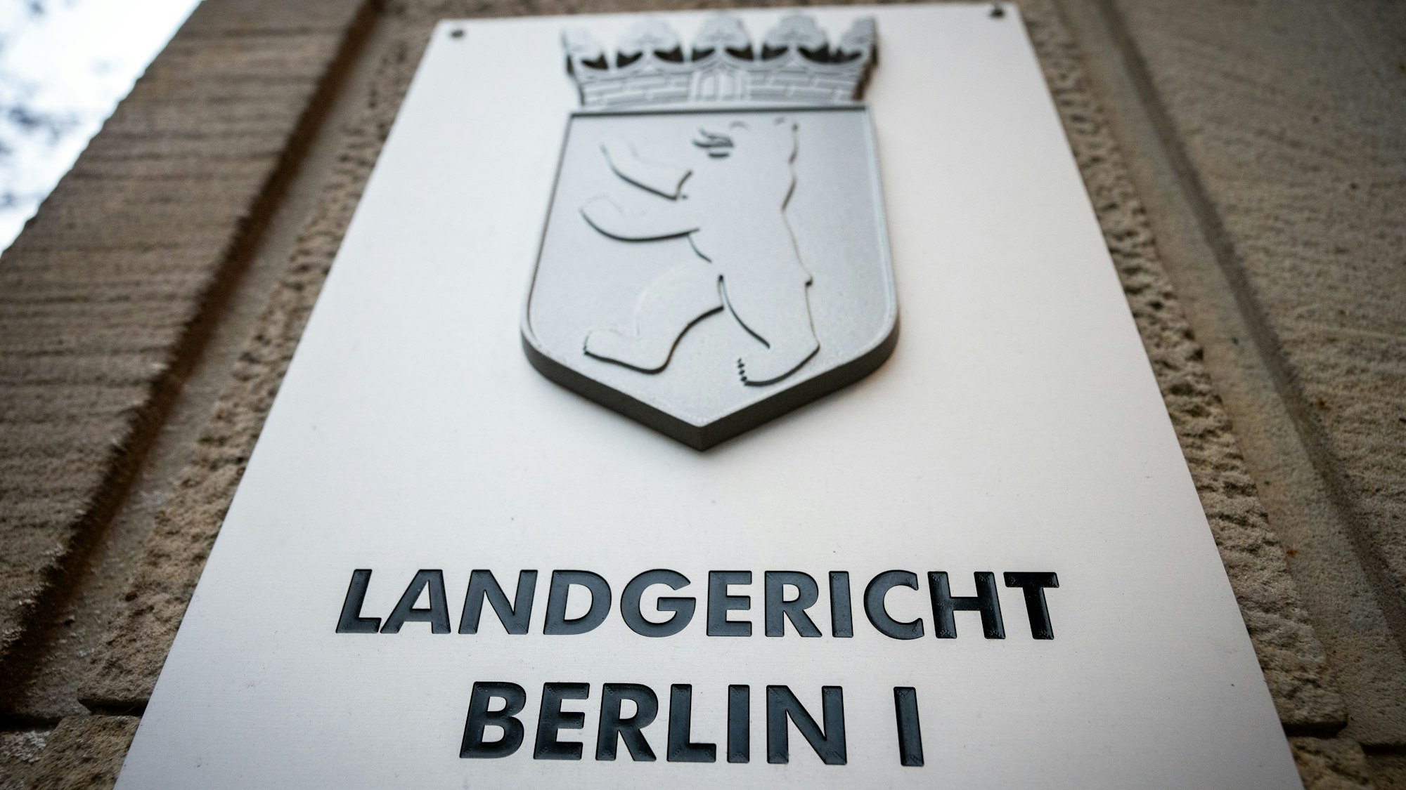 ARCHIV - 12.12.2024, Berlin: Das Schild am Eingang zum Landgericht Berlin I.