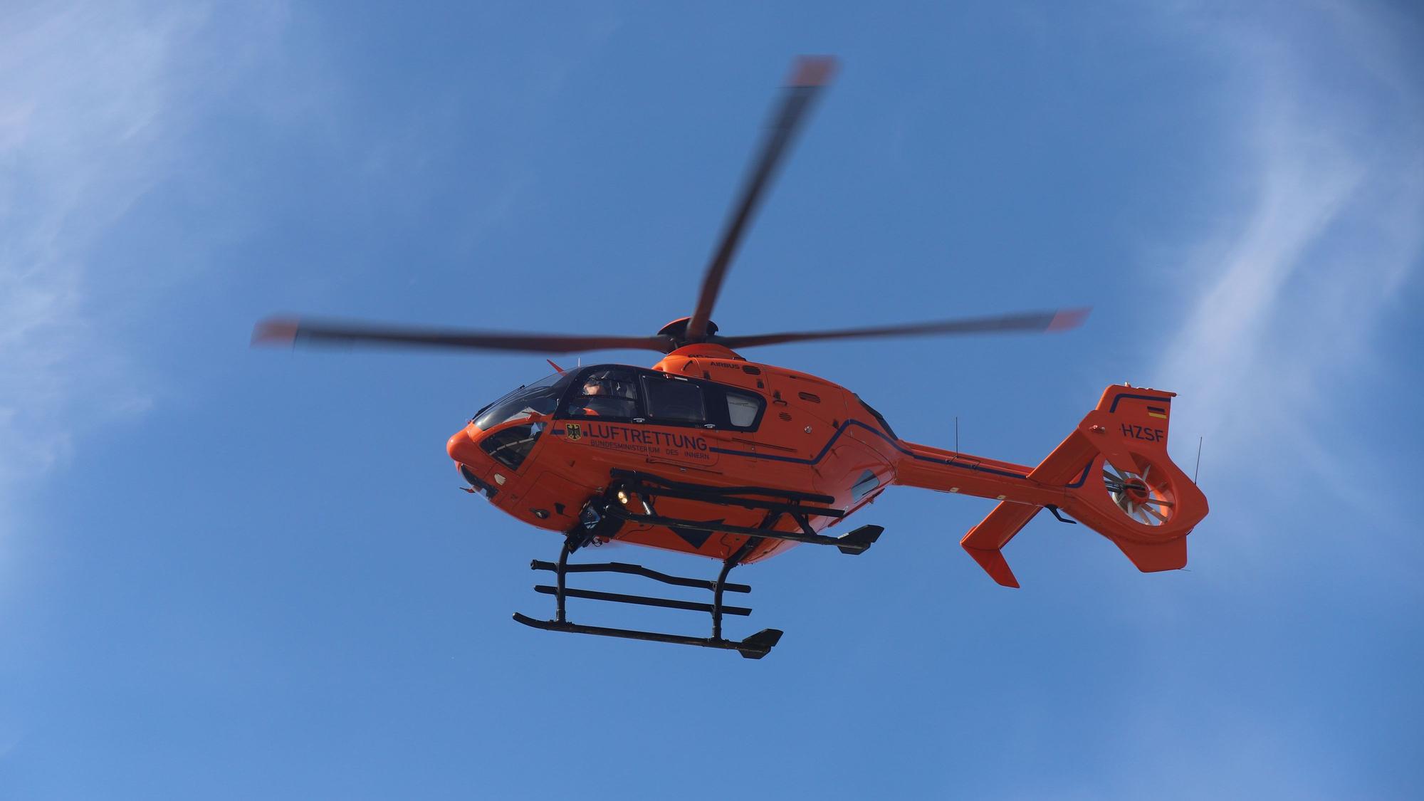 Ein Rettungshubschrauber ist gerade gestartet.