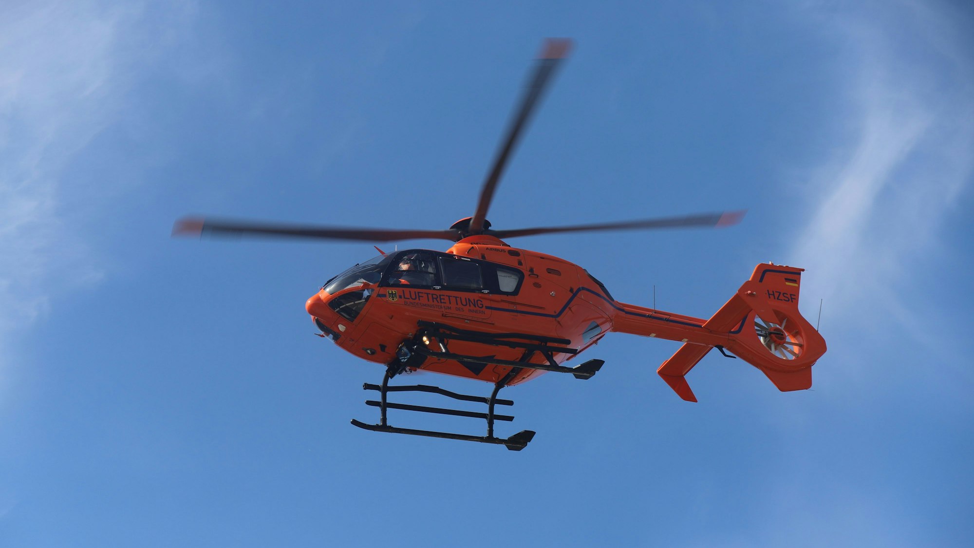 Ein Rettungshubschrauber ist gerade gestartet.