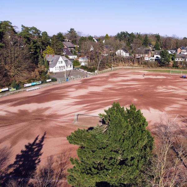 Der Aschenplatz des Mechernicher Eifelstadions aus der Vogelperspektive (Drohnenaufnahme).