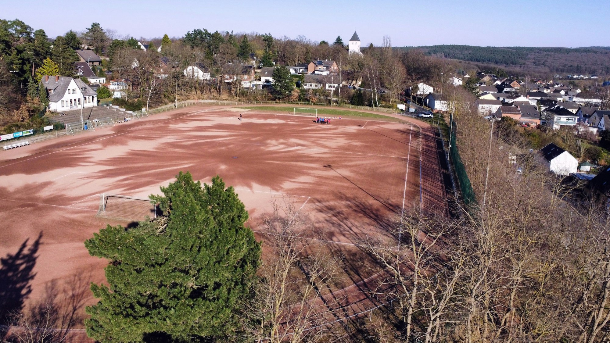 Der Aschenplatz des Mechernicher Eifelstadions aus der Vogelperspektive (Drohnenaufnahme).