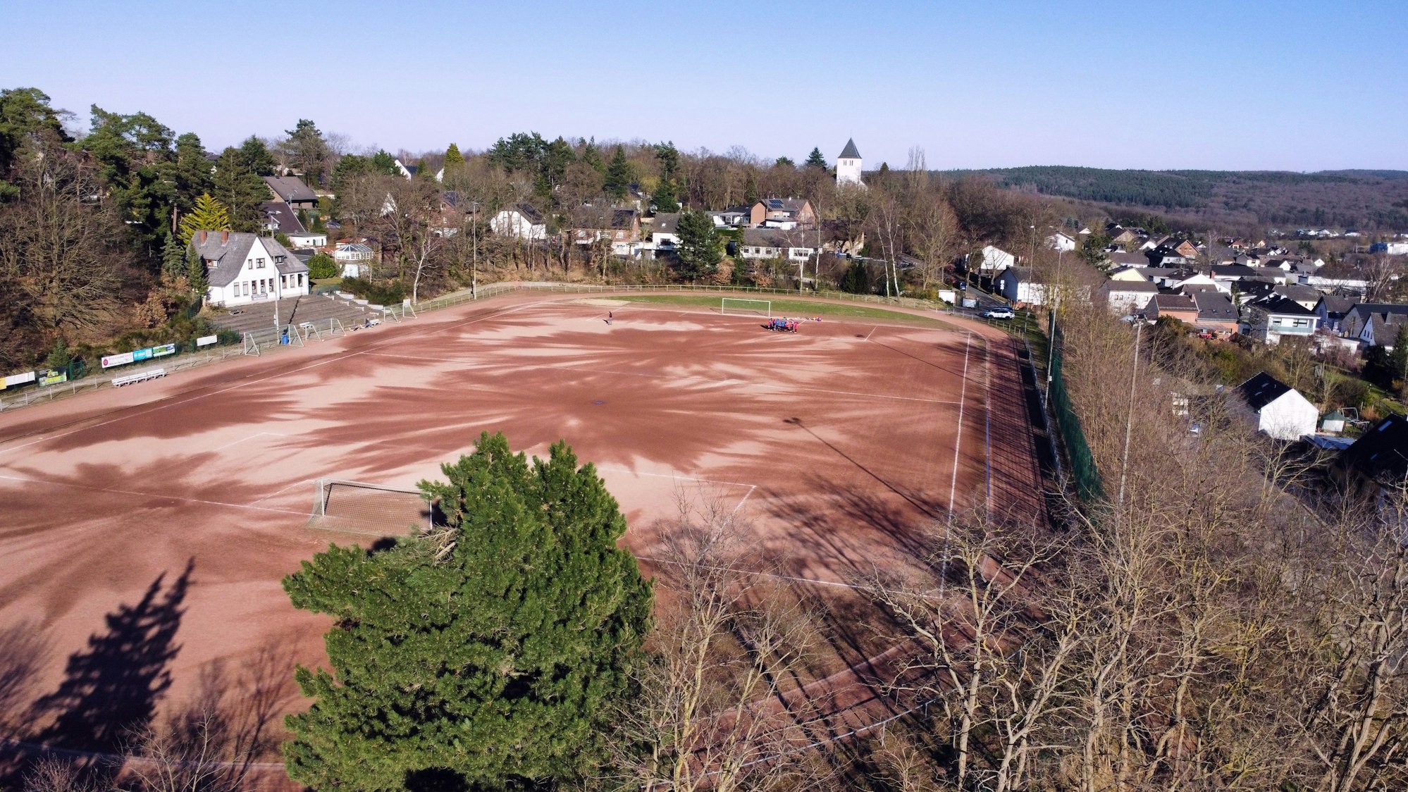 Eine Drohnenaufnahme zeigt das Eifelstadion als Aschenplatz.