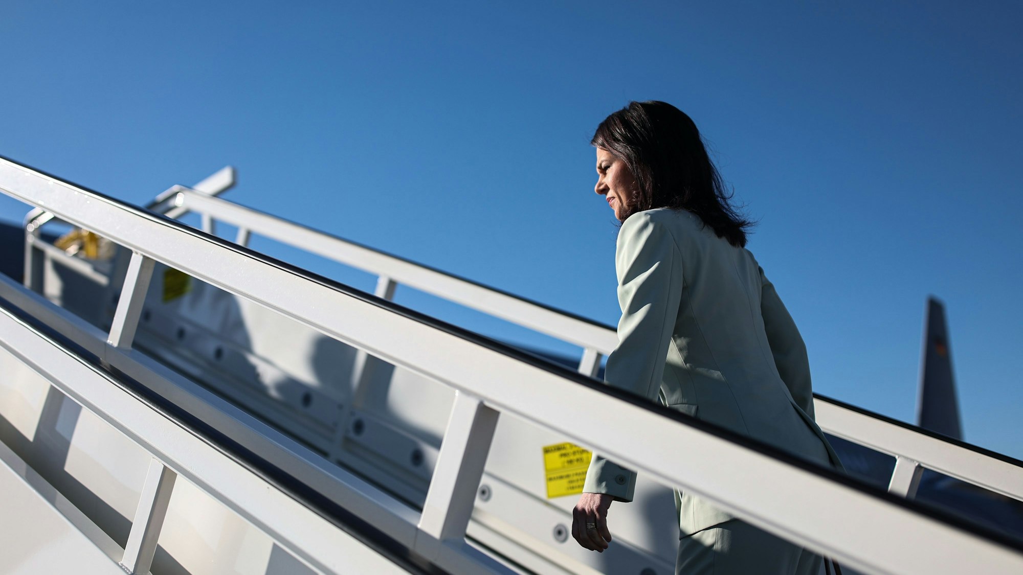 19.03.2025, Brandenburg, Flughafen Berlin Brandenburg: Annalena Baerbock (Bündnis 90/Die Grünen), Bundesaußenministerin, geht an Bord eines Flugzeuges der Flugbereitschaft. Die Außenministerin besucht den Libanon. Foto: Hannes P. Albert/dpa +++ dpa-Bildfunk +++