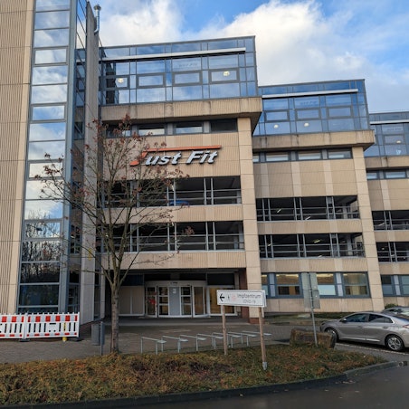 Auf dem Foto ist die Hinteransicht des Einkaufszentrums Hürth-Park zu sehen.