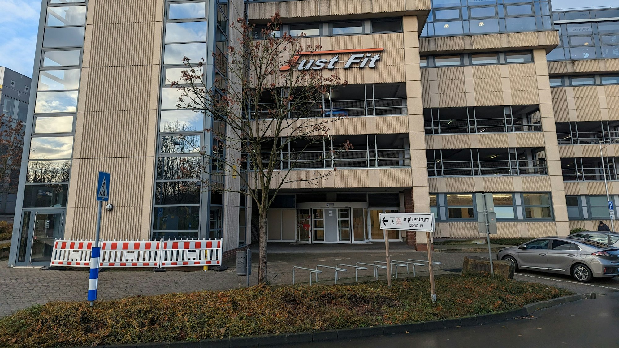 Auf dem Foto ist die Hinteransicht des Einkaufszentrums Hürth-Park zu sehen.