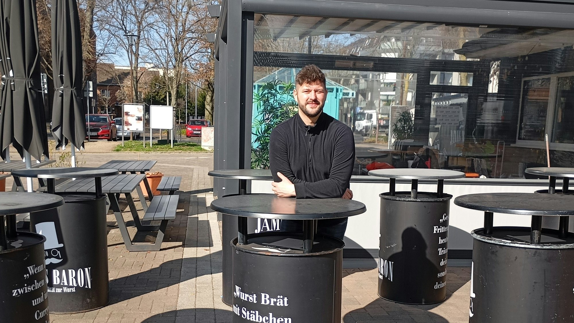 Das Foto zeigt Alexander Schebalkin vor seinem geschlossenen Kult-Imbiss „Wurst-Baron“ in Kerpen-Horrem.