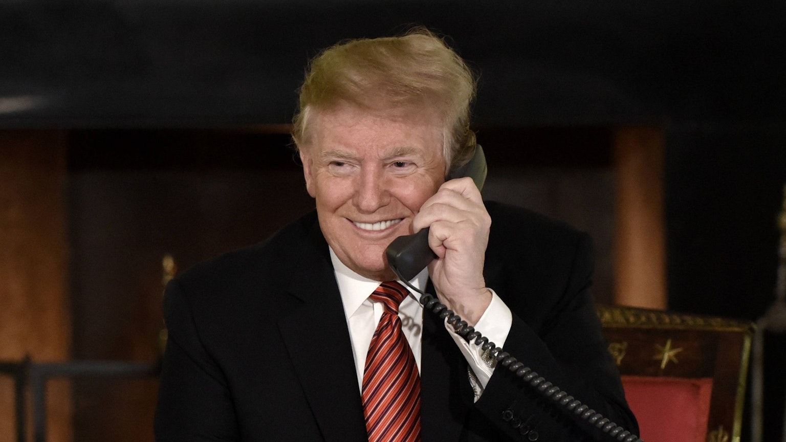 Donald Trump während eines Telefonats. Medienberichten zufolge ruft der US-Präsident nahezu in jeder Nacht eines seiner Kabinettsmitglieder an, um über alles Mögliche zu plaudern. (Archivbild)