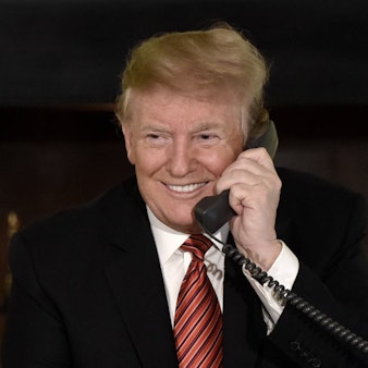 Donald Trump während eines Telefonats. Medienberichten zufolge ruft der US-Präsident nahezu in jeder Nacht eines seiner Kabinettsmitglieder an, um über alles Mögliche zu plaudern. (Archivbild)