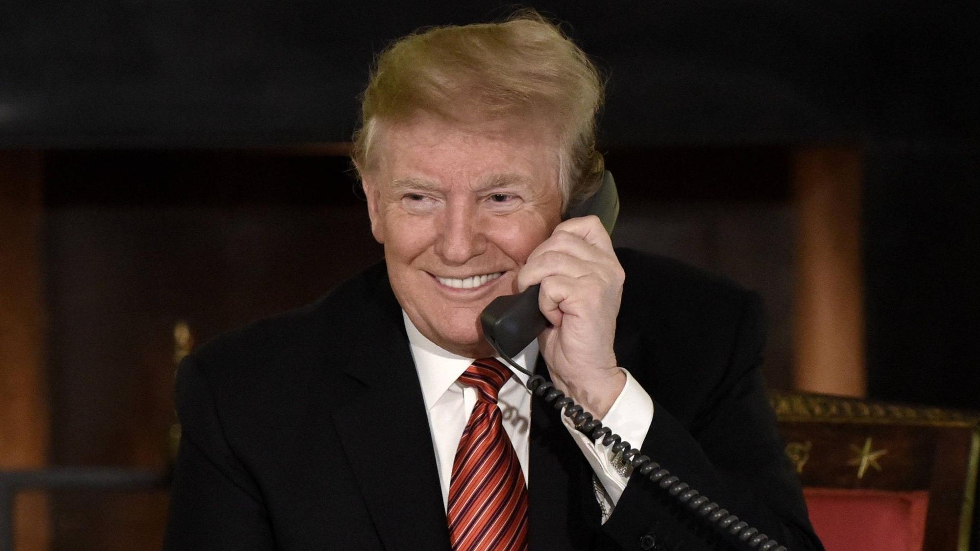 Donald Trump während eines Telefonats. Medienberichten zufolge ruft der US-Präsident nahezu in jeder Nacht eines seiner Kabinettsmitglieder an, um über alles Mögliche zu plaudern. (Archivbild)