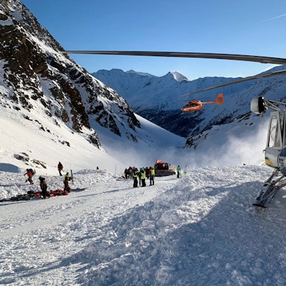 Ein Helikopter ist während einer Suchaktion von Rettungskräften nach einer Lawine auf einer Skipiste gelandet.