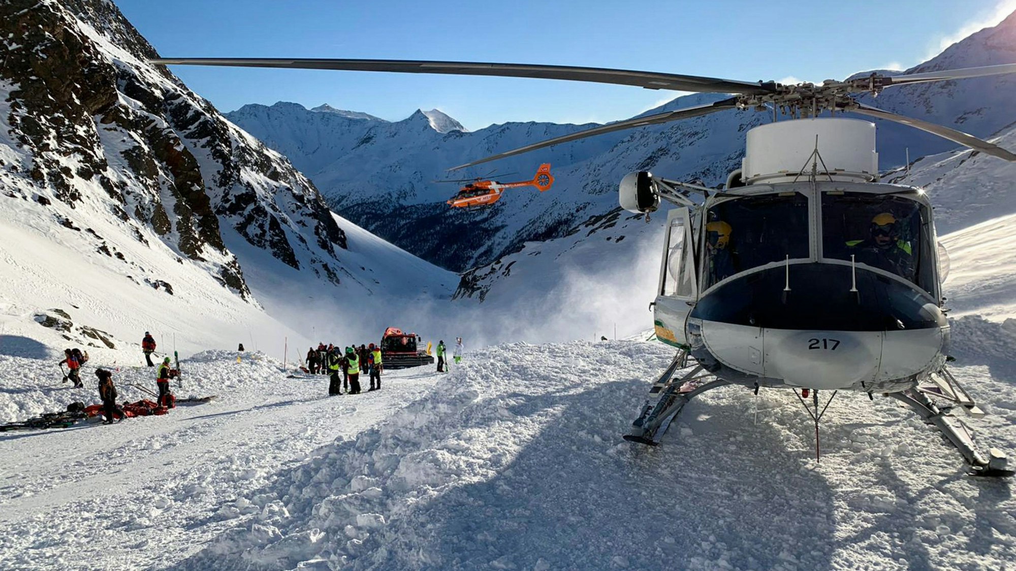 Ein Helikopter ist während einer Suchaktion von Rettungskräften nach einer Lawine auf einer Skipiste gelandet.