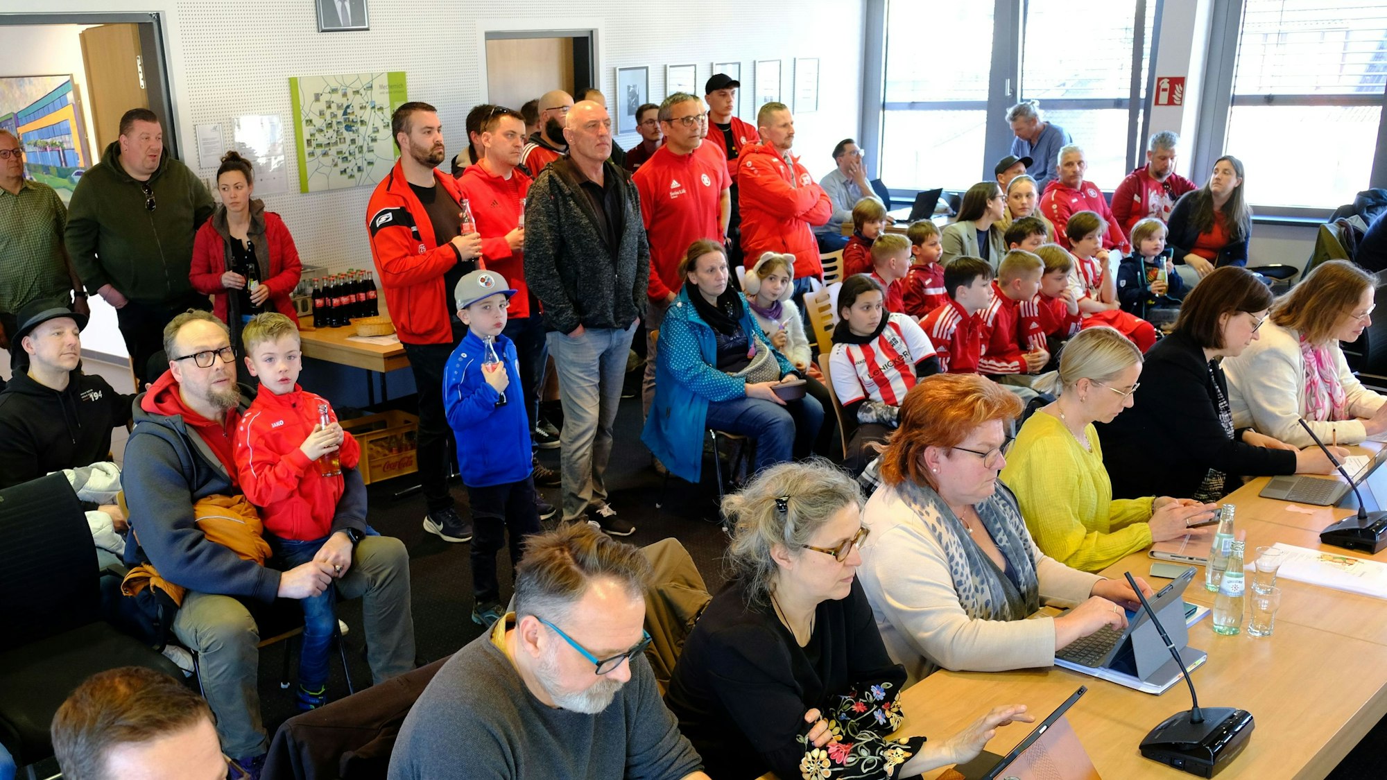 Besucher bei der Sitzung des Ausschusses für Bildung, Kultur und Soziales im Mechernicher Rathaus.