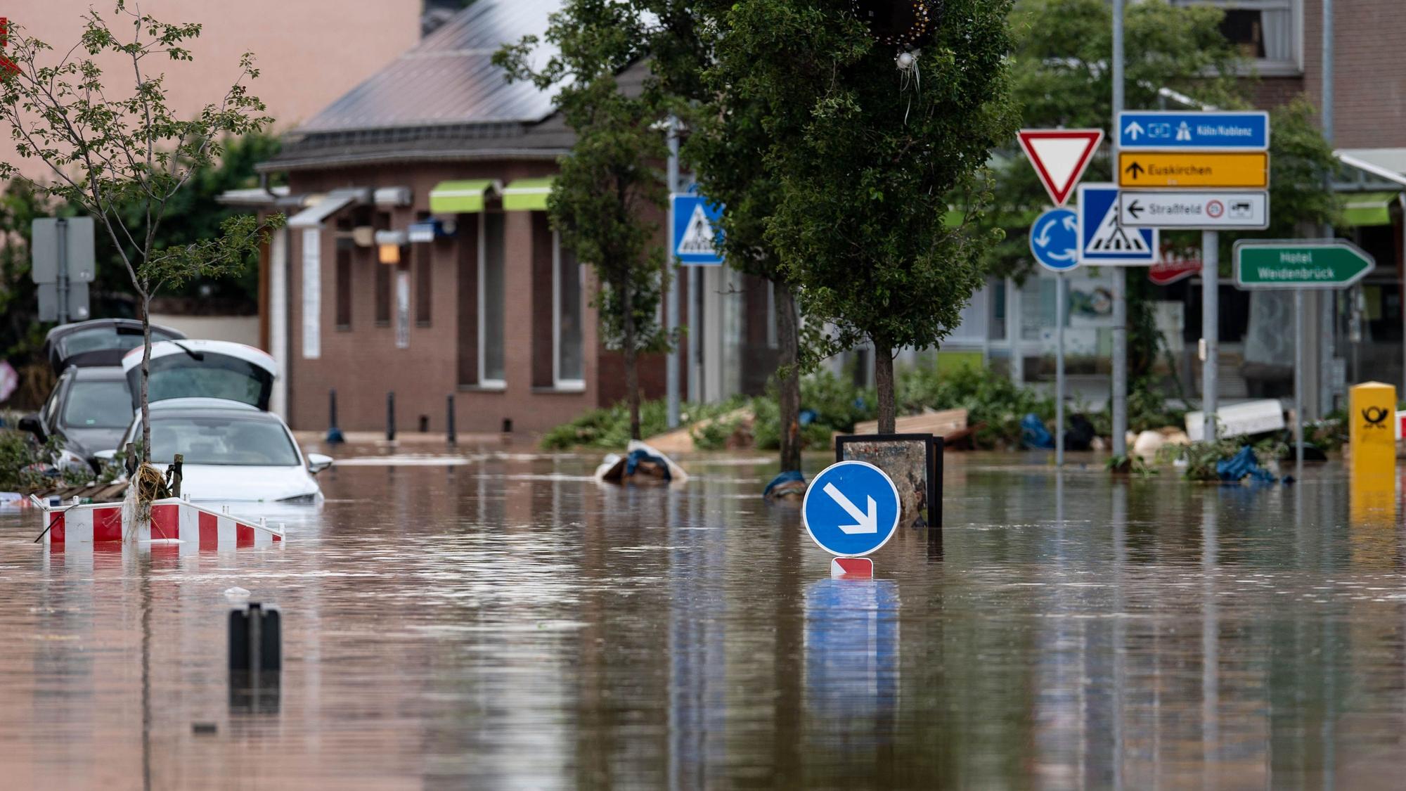 Überflutete Straßen im Swisttaler Ortsteil Heimerzheim im Juli 2021.