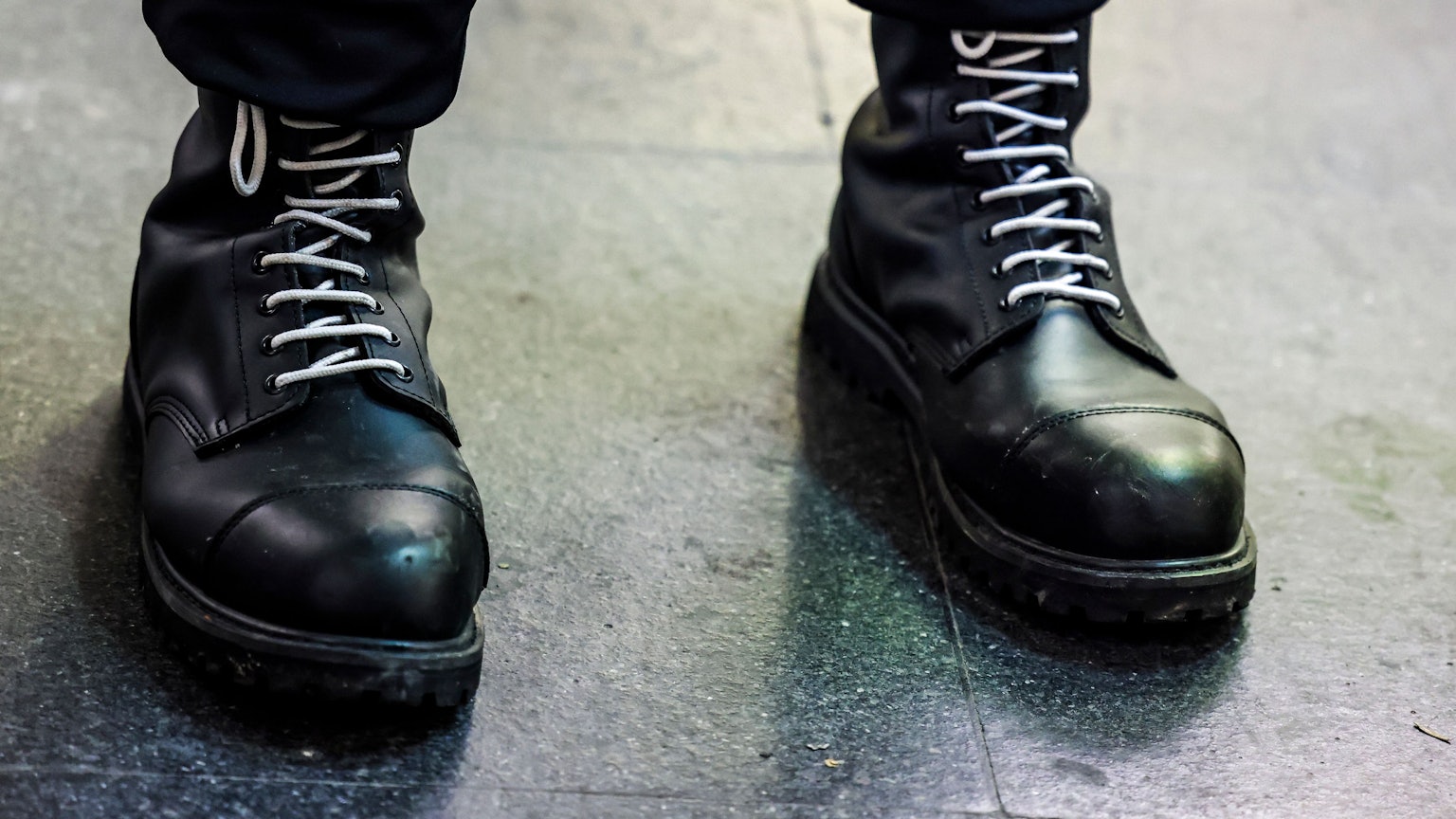 Ein Teilnehmer einer rechtsextremen Kundgebung trägt schwarze Springerstiefel mit weißen Schnürriemen, einem weit verbreitetem Symbol der rechten Szene.