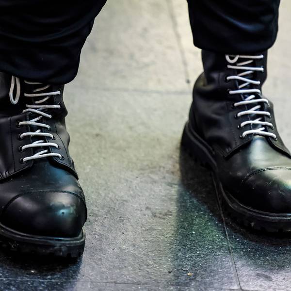 Ein Teilnehmer einer rechtsextremen Kundgebung trägt schwarze Springerstiefel mit weißen Schnürriemen, einem weit verbreitetem Symbol der rechten Szene.