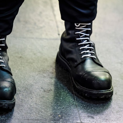 Ein Teilnehmer einer rechtsextremen Kundgebung trägt schwarze Springerstiefel mit weißen Schnürriemen, einem weit verbreitetem Symbol der rechten Szene.