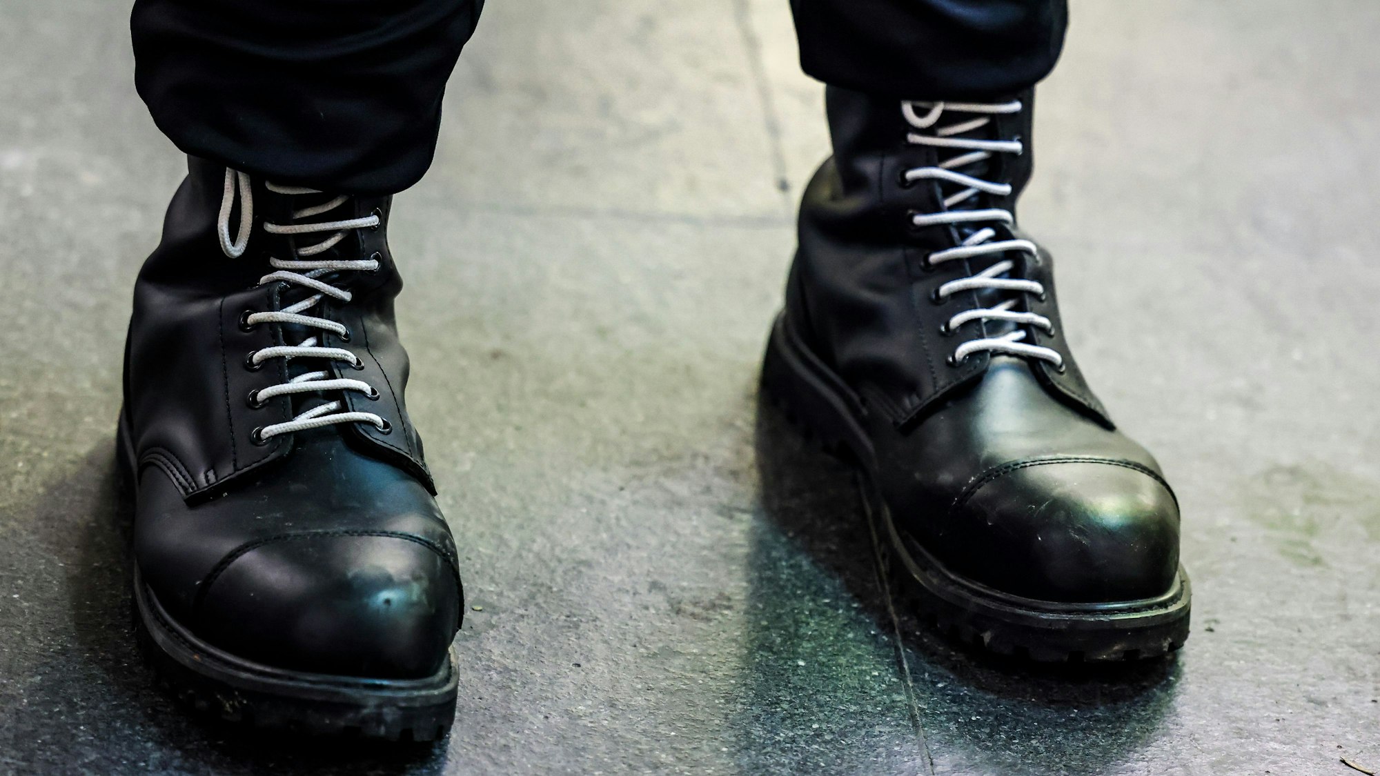 Ein Teilnehmer einer rechtsextremen Kundgebung trägt schwarze Springerstiefel mit weißen Schnürriemen, einem weit verbreitetem Symbol der rechten Szene.