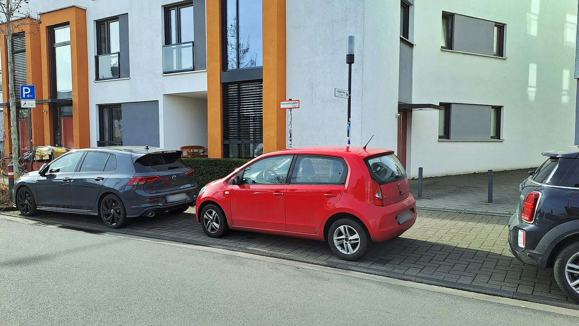 Falsch parkende Autos im Wohngebiet Vorgebirgsgärten/Marienhof, die sich vor Feuerwehrzufahrten stellen.