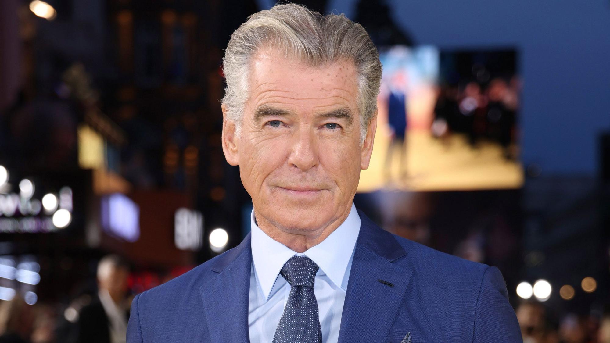 ARCHIV - 18.10.2022, Großbritannien, London: Pierce Brosnan, Schauspieler aus Irland, kommt zur Premiere des Films «Black Adam» (zu dpa: «Früherer 007: Pierce Brosnan äußert sich zu Bonds Zukunft») Foto: Vianney Le Caer/AP/dpa +++ dpa-Bildfunk +++