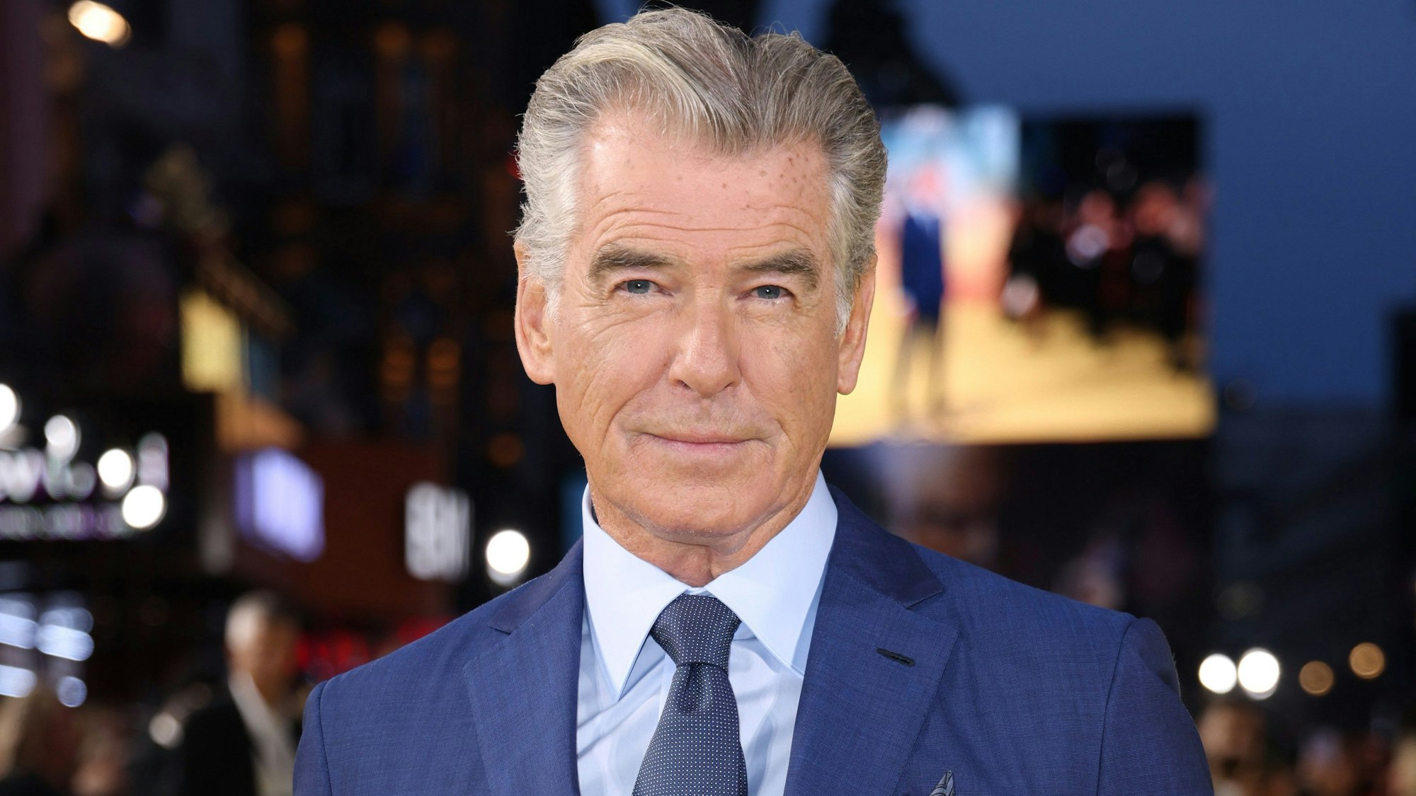 ARCHIV - 18.10.2022, Großbritannien, London: Pierce Brosnan, Schauspieler aus Irland, kommt zur Premiere des Films «Black Adam» (zu dpa: «Früherer 007: Pierce Brosnan äußert sich zu Bonds Zukunft») Foto: Vianney Le Caer/AP/dpa +++ dpa-Bildfunk +++