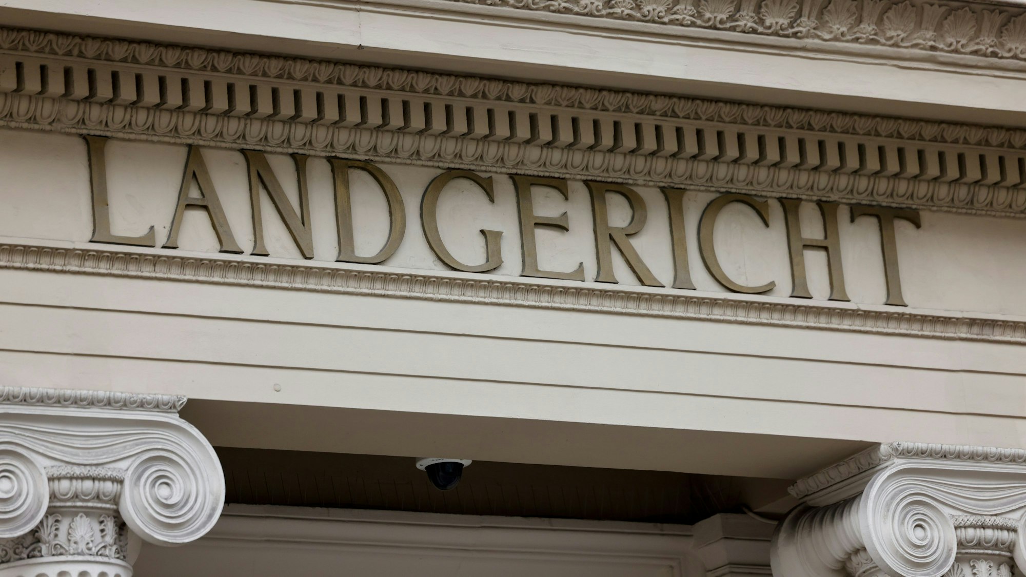 Blick auf den Schriftzug «Landgericht» an der Fassade eines im historisierenden Stil errichteten Gerichtsgebäudes.