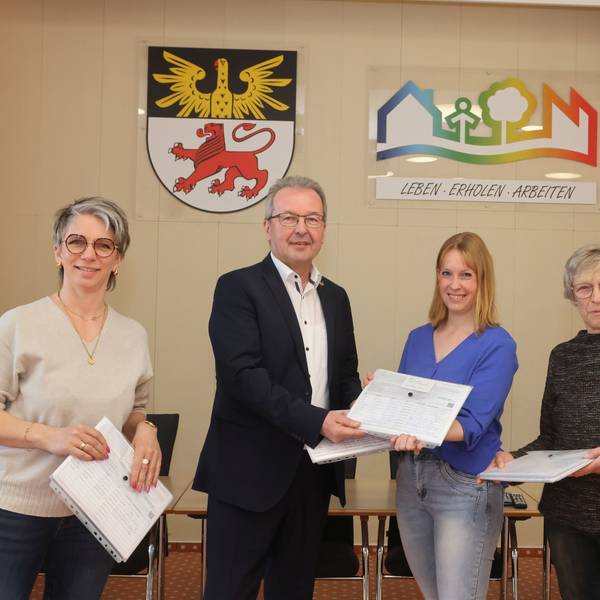 TIm März überreichten Tanja Hacke (links), Natascha Leienbach (Zweite von rechts) und Liane Prübusch Bürgermeister Rüdiger Gennies im Rathaus mehr als 2000 Unterschriften von Unterstützern des Bürgerbegehrens.