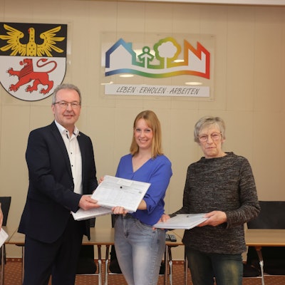 TIm März überreichten Tanja Hacke (links), Natascha Leienbach (Zweite von rechts) und Liane Prübusch Bürgermeister Rüdiger Gennies im Rathaus mehr als 2000 Unterschriften von Unterstützern des Bürgerbegehrens.