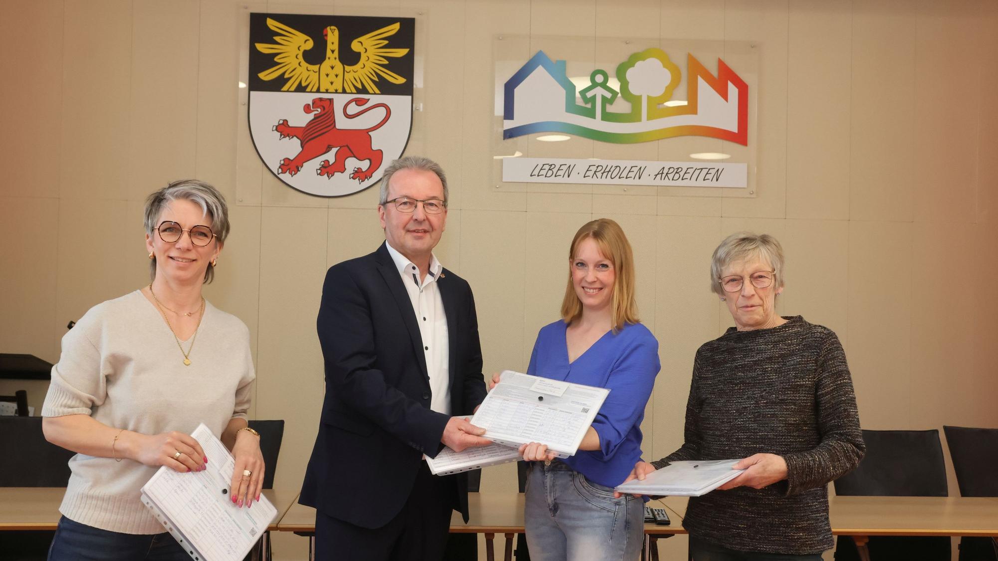 Die Übergabe der Listen fand im Rathaus in Denklingen statt: Hier zu sehen sind Tanja Hacke (v.l.), Bürgermeister Rüdiger Gennies, Natascha Leienbach und Liane Prübusch.