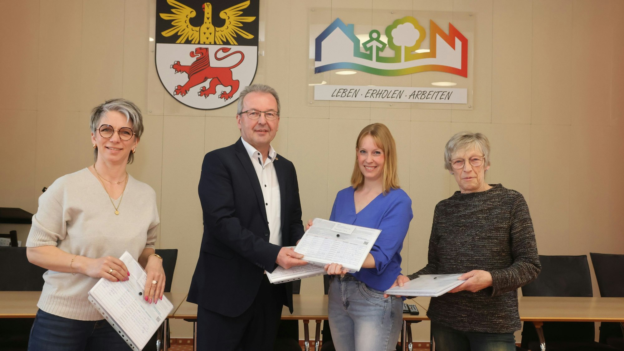 TIm März überreichten Tanja Hacke (links), Natascha Leienbach (Zweite von rechts) und Liane Prübusch Bürgermeister Rüdiger Gennies im Rathaus mehr als 2000 Unterschriften von Unterstützern des Bürgerbegehrens.