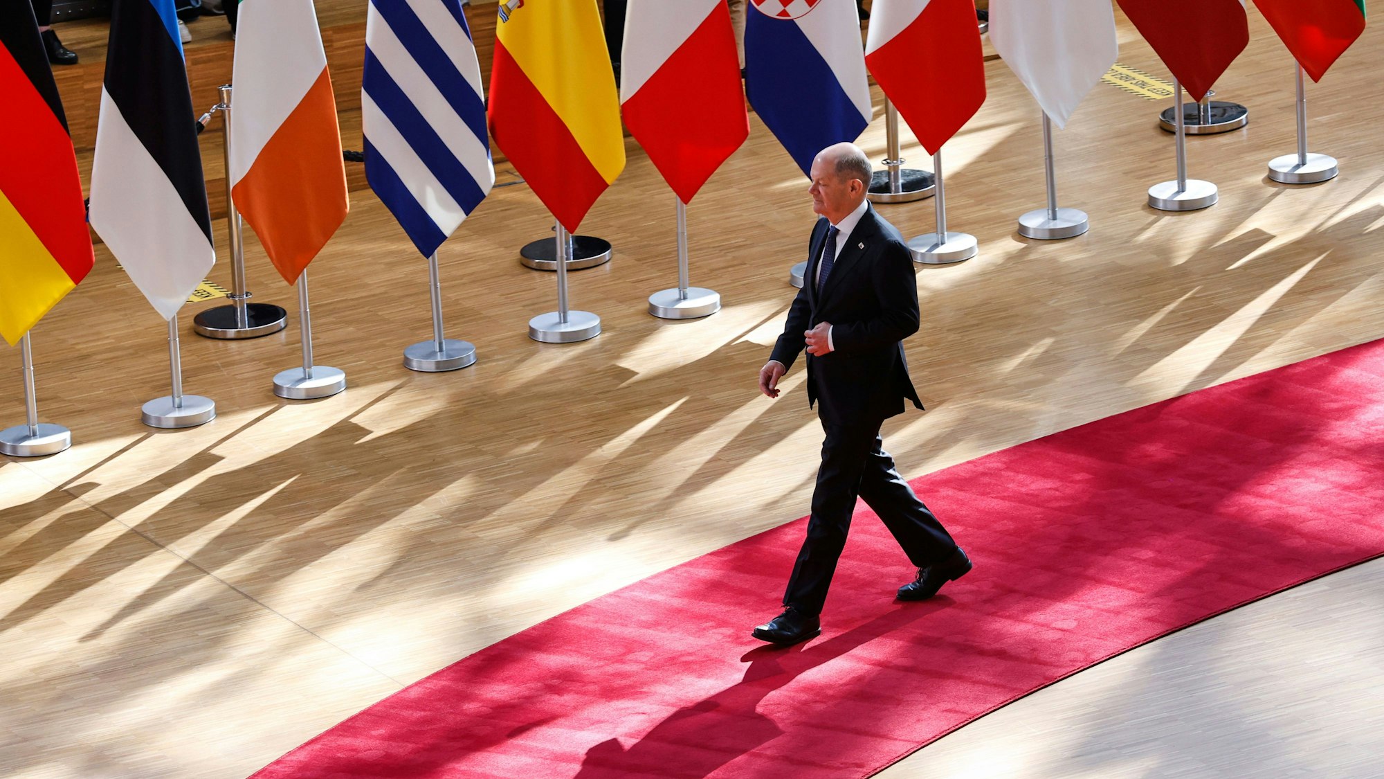 Der deutsche Bundeskanzler Olaf Scholz (SPD) trifft zu einem EU-Gipfel im Gebäude des Europäischen Rates ein.