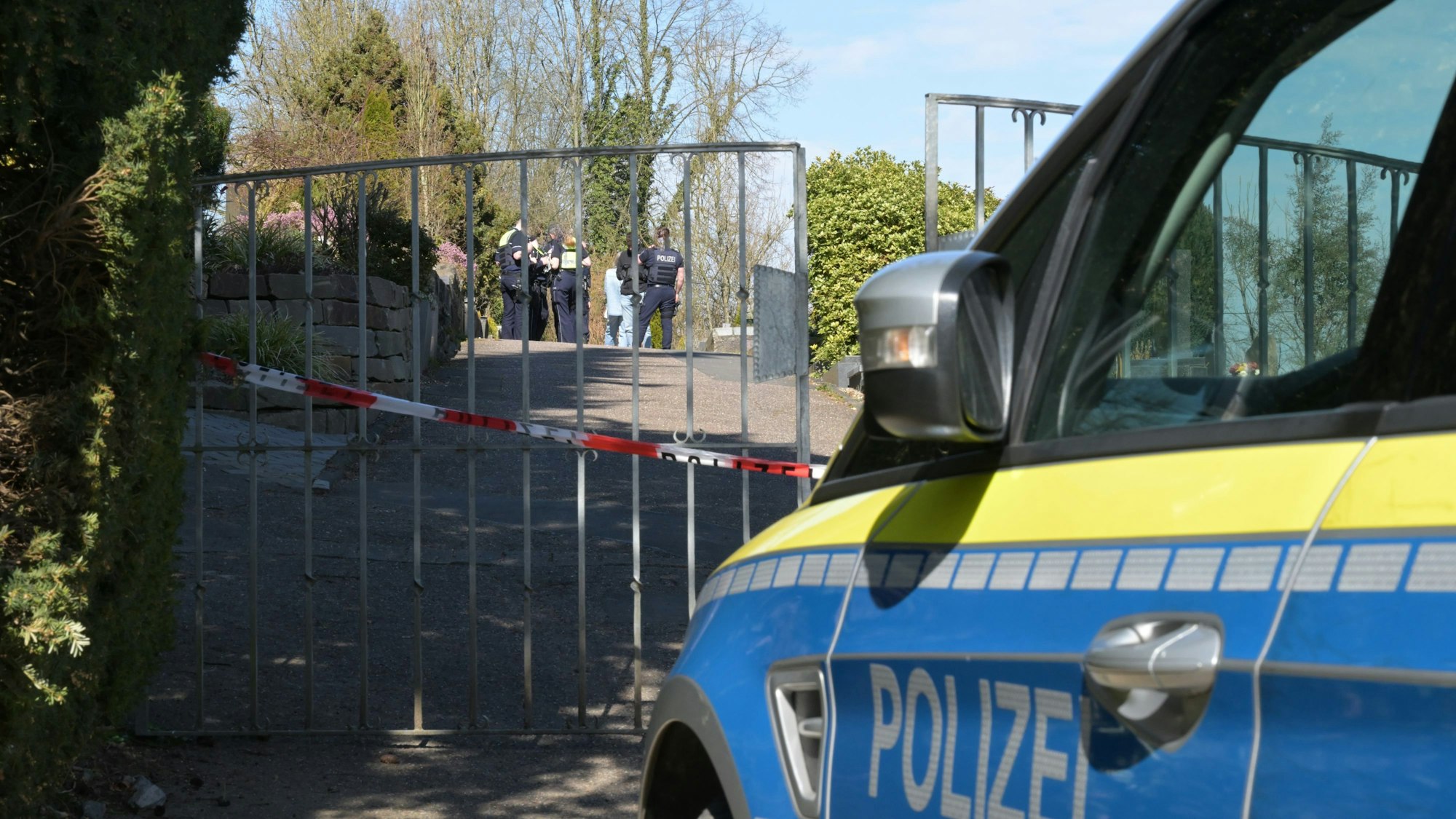 Ein Polizeiwagen steht vor dem Volberger Friedhof.