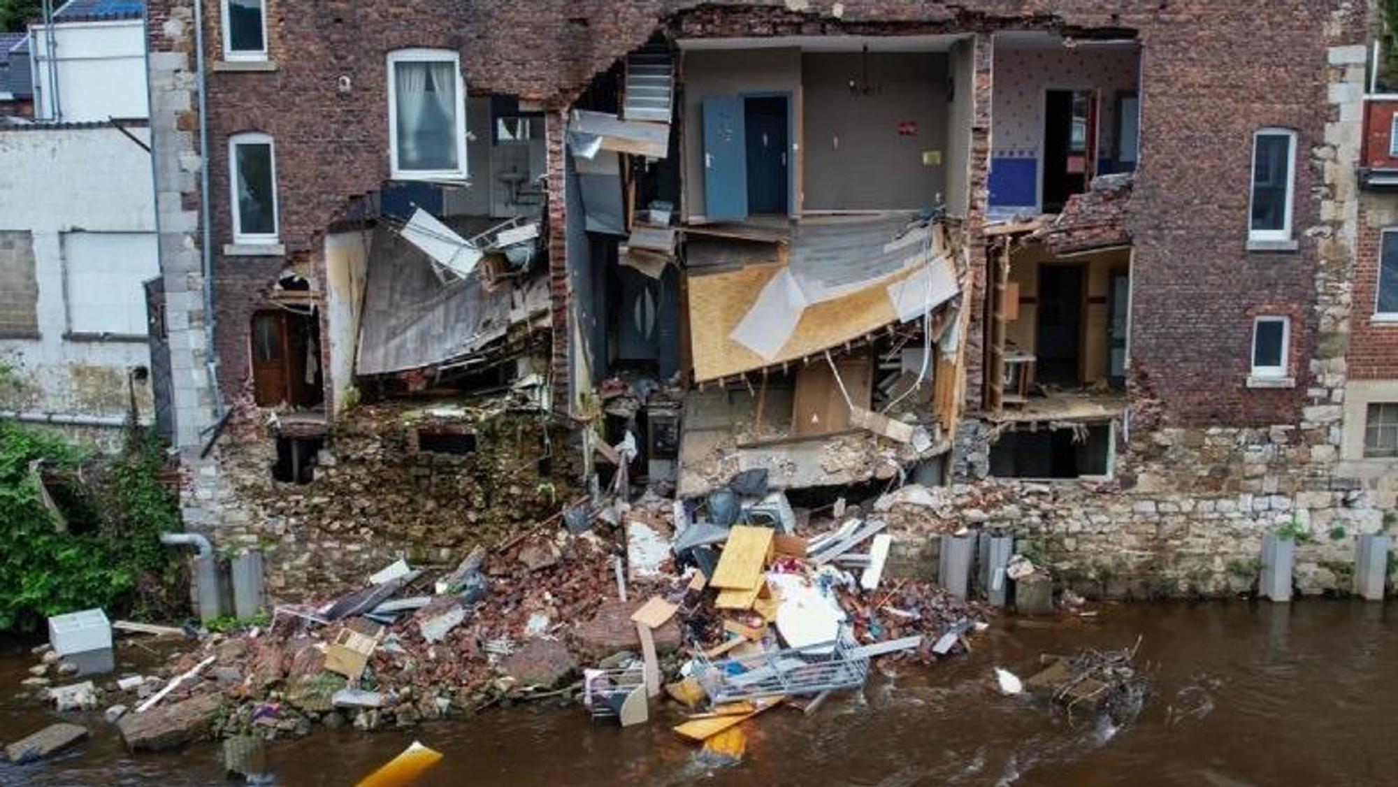 Der Film Après la pluie zeigt aus der Wallonie auch dieses teilweise eingestürzte Haus.