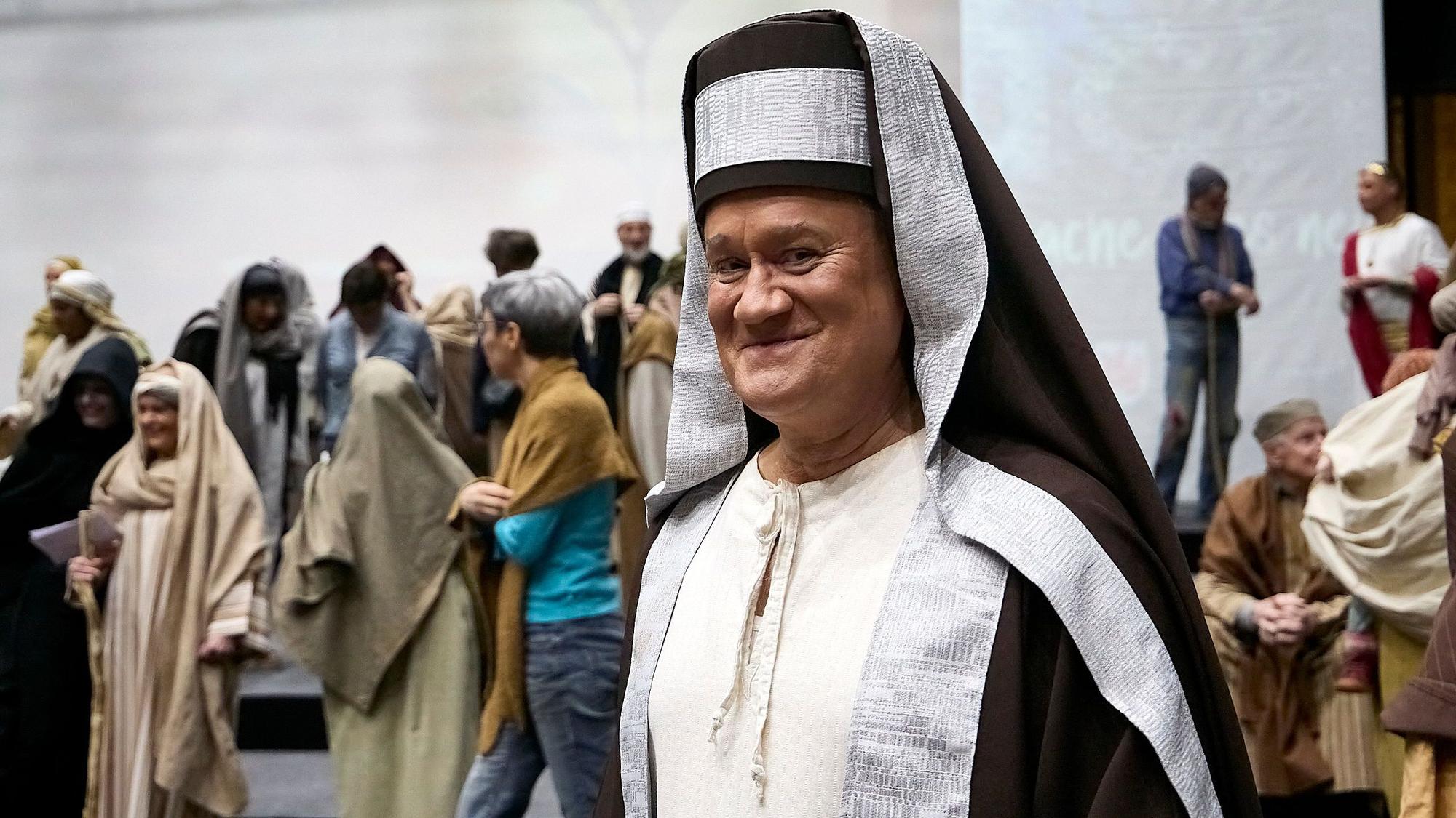 Ex-Bürgermeister Grommes hat das weiß-braune Kostüm eines Hohepriesters angelegt.