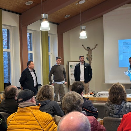 Das Foto zeigt eine Versammlung zum Alten Glashaus in Friesheim.