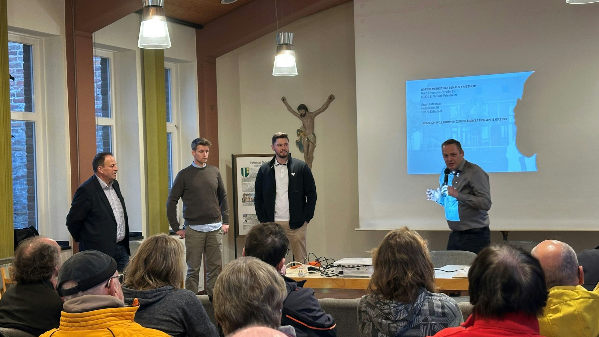 Das Foto zeigt eine Versammlung zum Alten Glashaus in Friesheim.