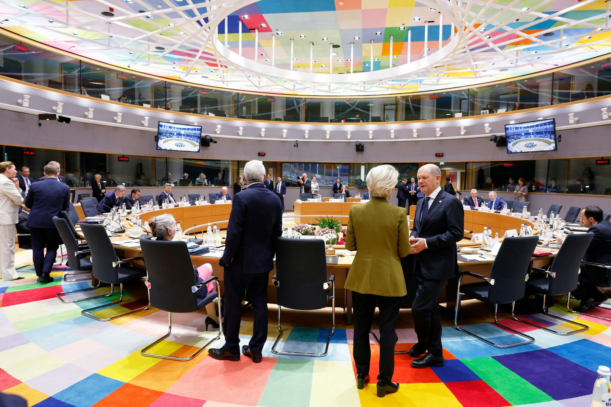 Brüssel: Die Präsidentin der Europäischen Kommission Ursula von der Leyen (M) spricht mit Bundeskanzler Olaf Scholz während eines runden Tisches auf einem EU-Gipfel.