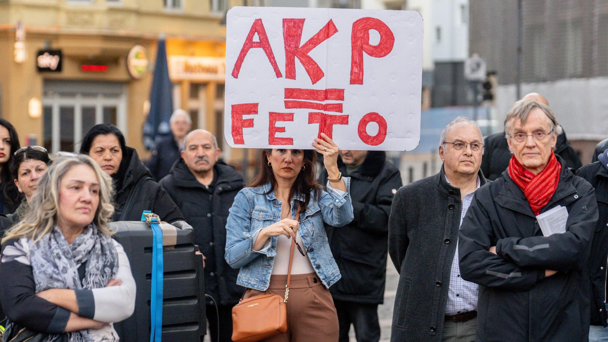 Die Kölner Mahnwache hatte im vergangenen März auch gegen die Verhaftung des Istanbuler Bürgermeisters Ekrem Imamoglu demonstriert.