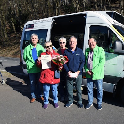 Geschenke und Urkunde gab es für Christel Altinkamis als 100.000 Fahrgast des Bürgerbusses. Es gratulieren (v.l.): Jürgen Berghaus, Geschäftsführerin Annemarie Nusch-Schneider, Vorsitzender Theo Boxberg und Konstantin Gatzsch.