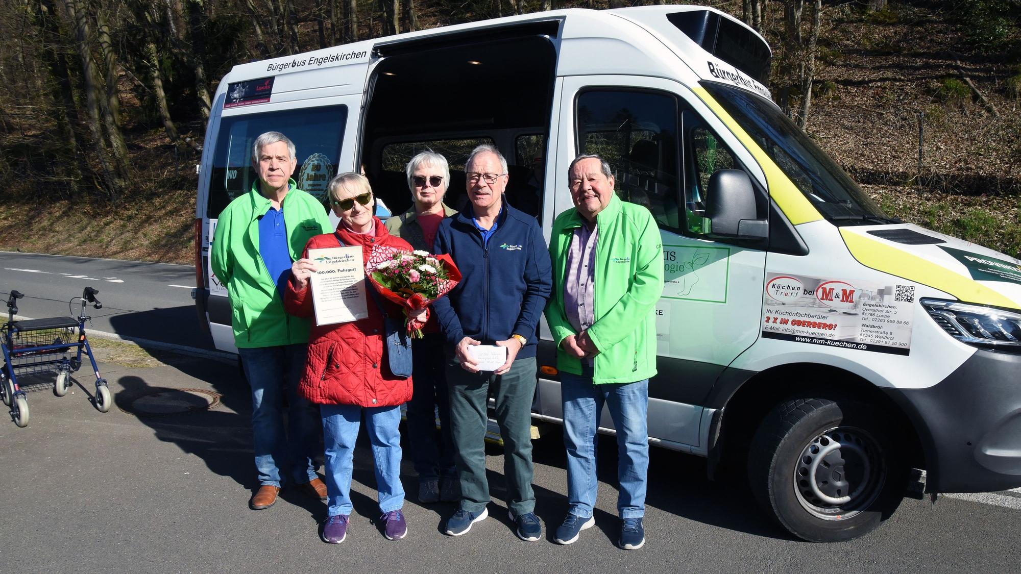 Geschenke und Urkunde gab es für Christel Altinkamis als 100.000 Fahrgast des Bürgerbusses. Es gratulieren (v.l.): Jürgen Berghaus, Geschäftsführerin Annemarie Nusch-Schneider, Vorsitzender Theo Boxberg und Konstantin Gatzsch.