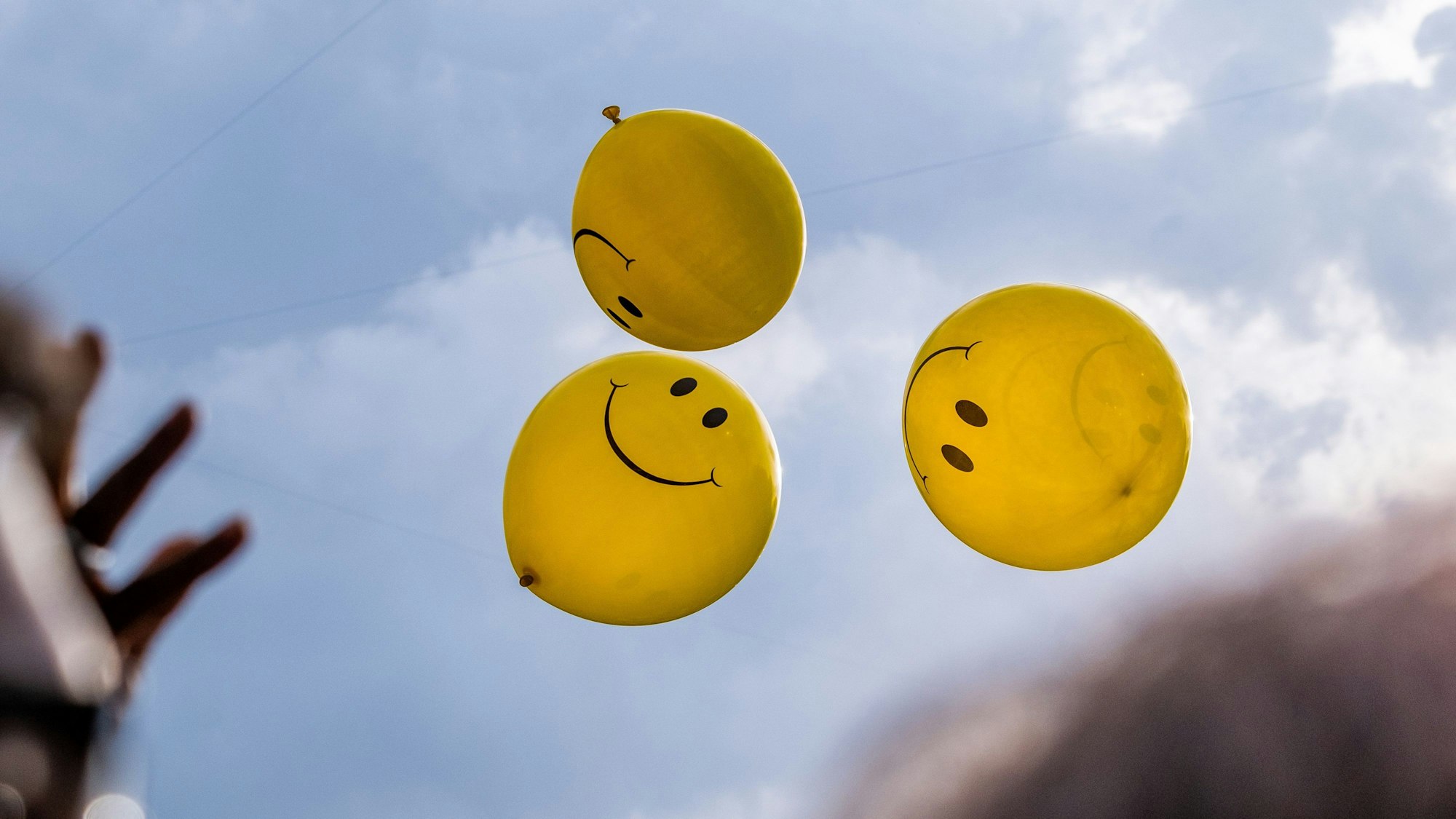 ARCHIV - 22.08.2021, USA, New York: Smiley-Ballons fliegen während eines Konzertes im New Yorker Central Park in die Luft.